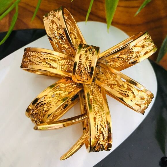 Vintage 3d Ribbon BowTextured Gold Tone Brooch 4303 - Picture 1 of 6
